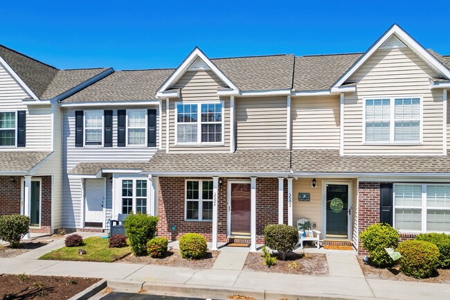 Building Photo - Charming Townhome with Water Views near The Market Common!