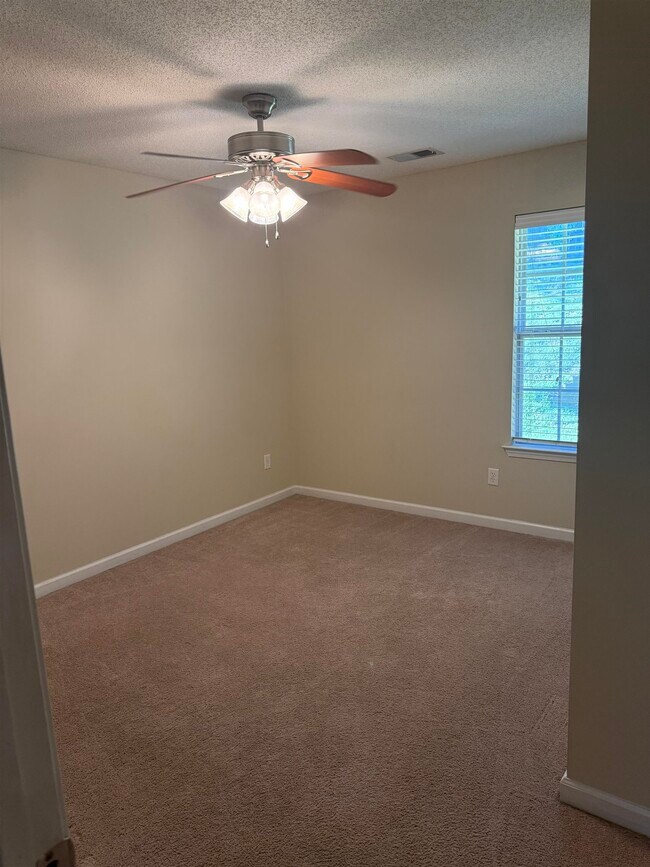 Building Photo - 10389 Redmond Dr