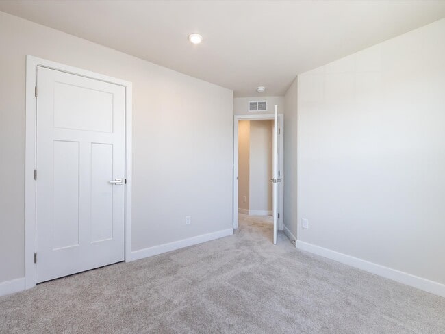 Building Photo - 431 Moondance Dr