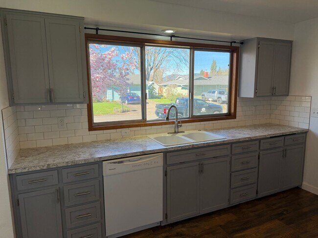 Building Photo - Updated 3 bedroom 1.5 bathroom house in Springfield!