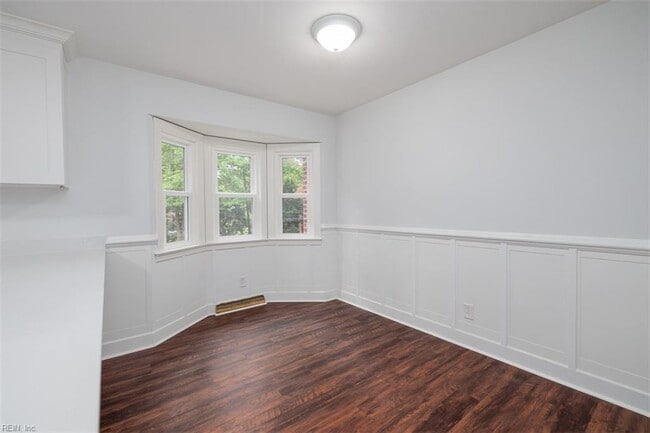Building Photo - 5525 Greenefield Dr S