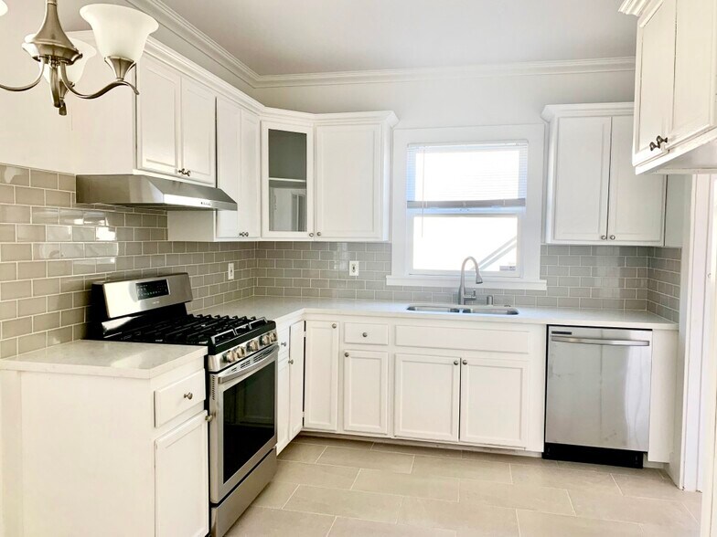 Building Photo - 610 Parkman Ave