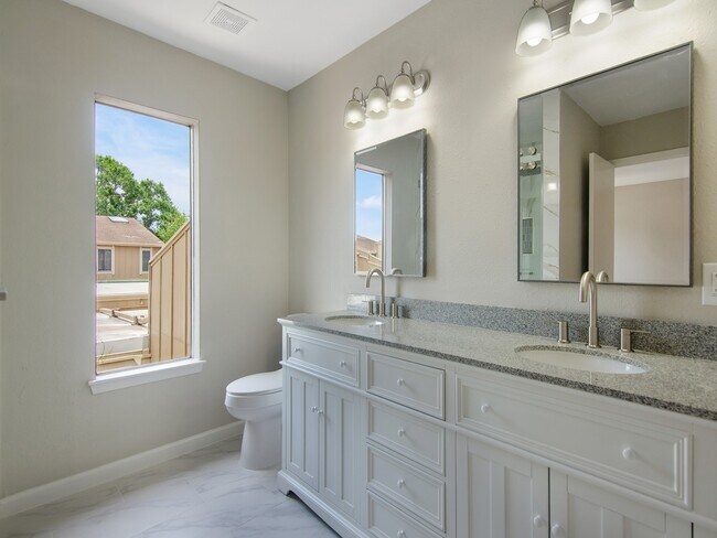 Building Photo - 11624 Village Pl Dr