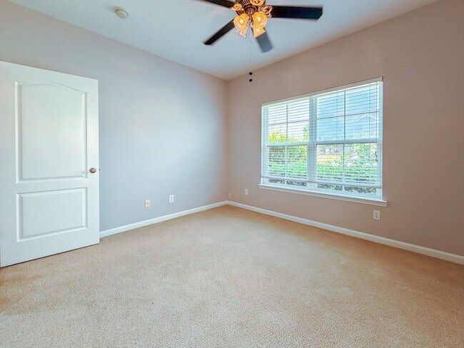 Building Photo - 11 Red Robin Ct