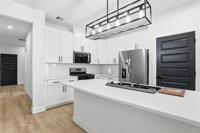 Building Photo - 712 Delano St