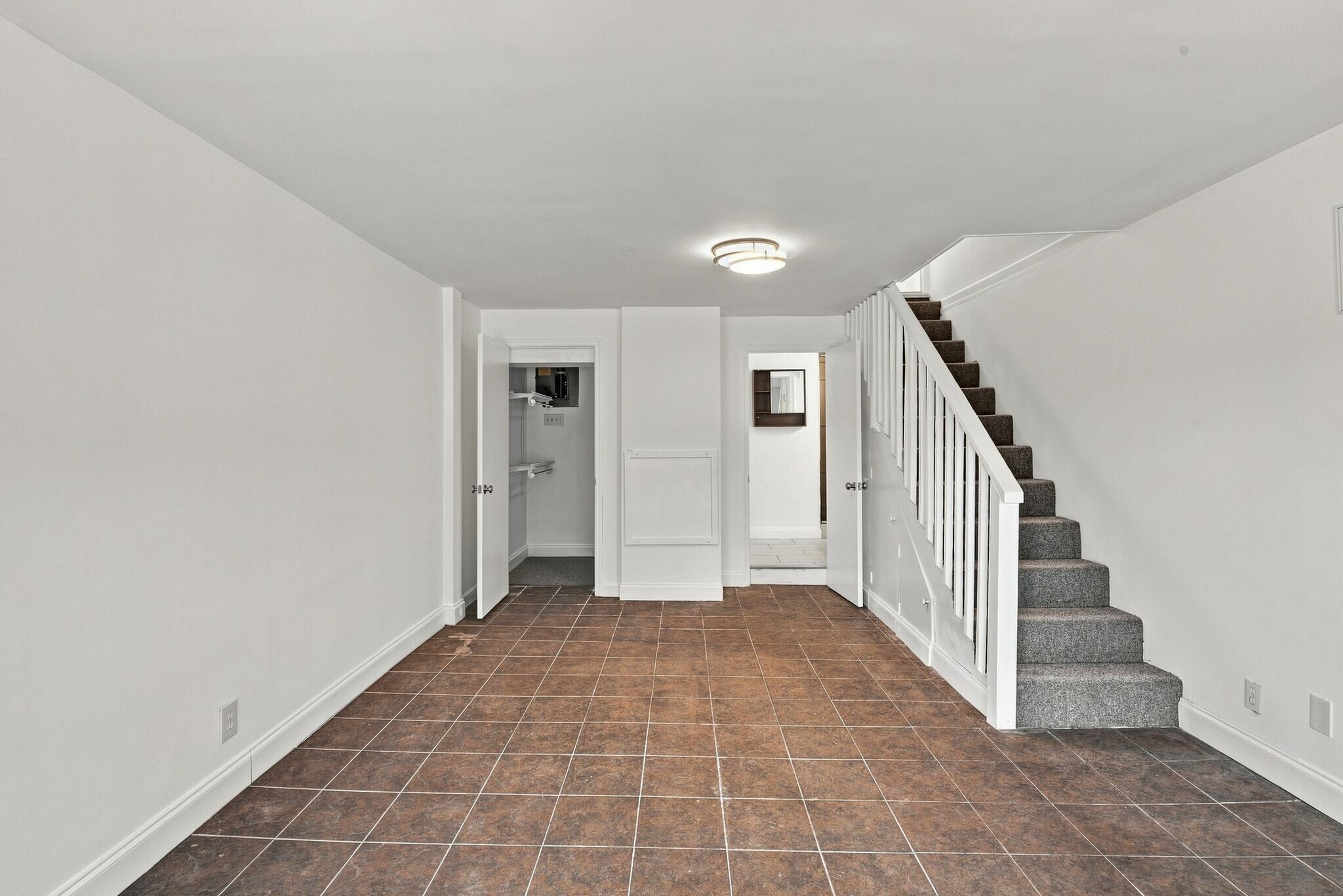 Building Photo - 5713 Vine Ridge Dr