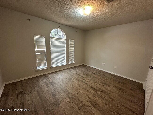 Building Photo - 536 N Kirby Ave