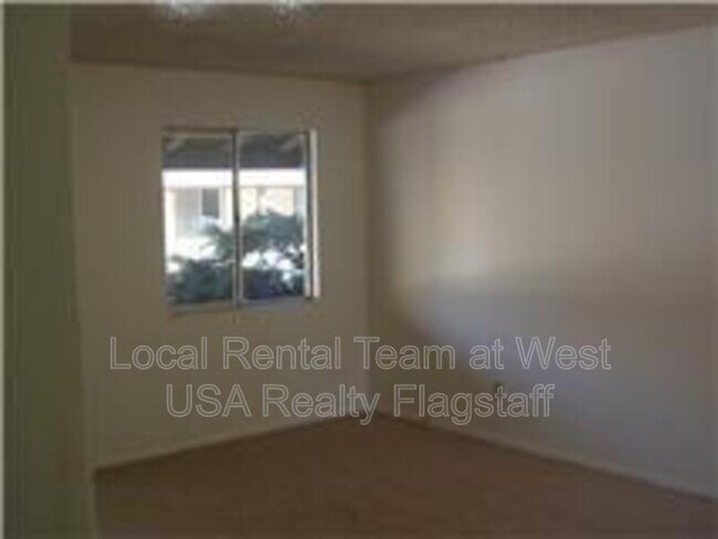 Building Photo - 2219 E Dortha Ave