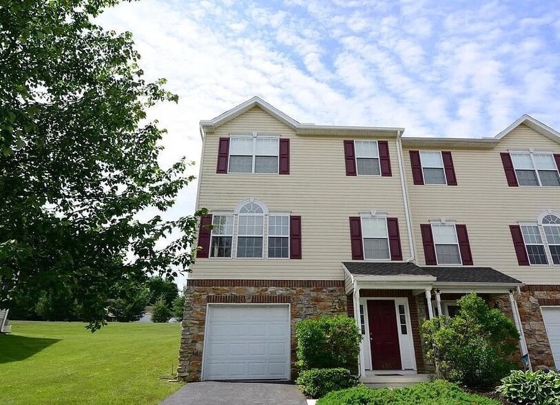 Front - 455 Madison Dr