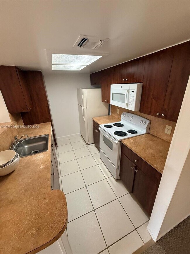 Building Photo - 3228 Coral Lake Dr