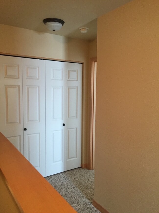 Building Photo - 3 Bedroom 2 1/2 Bathroom Townhouse