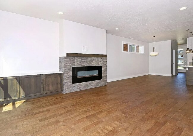 Building Photo - 2805 W Pleasanton Ave