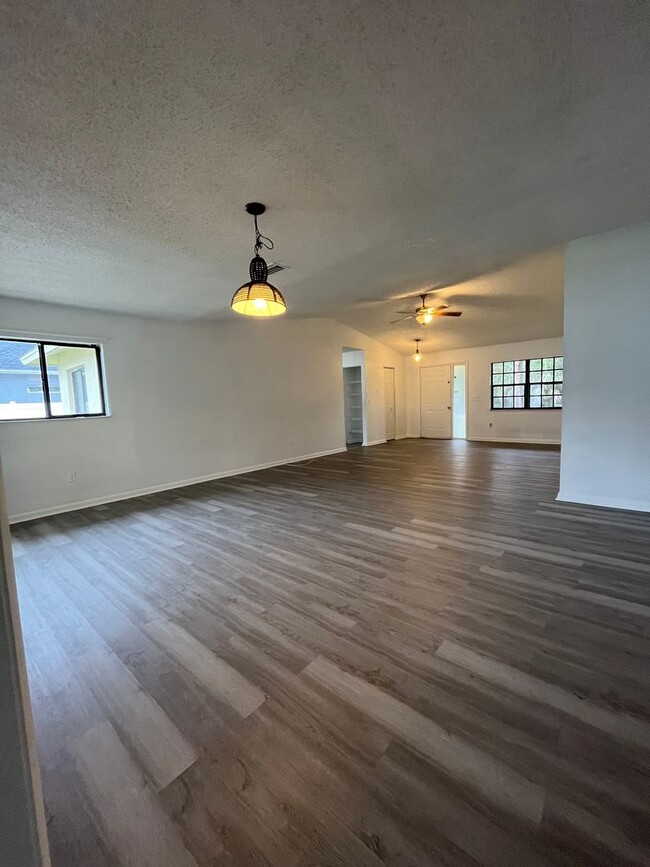 Building Photo - Single Family Home with new Flooring!