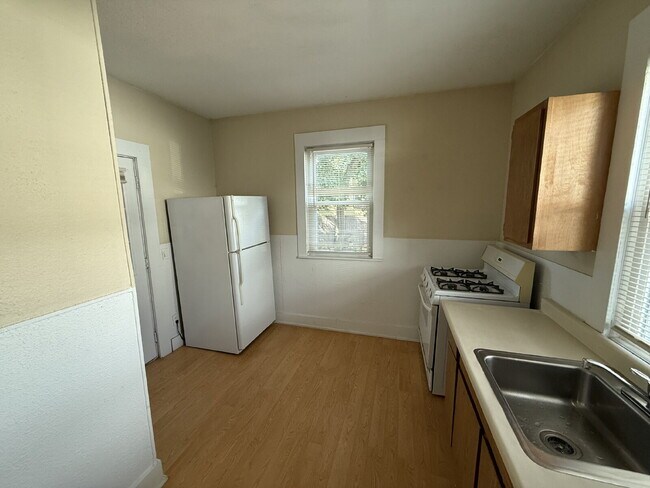 Building Photo - NW Side 1BR under $1000
