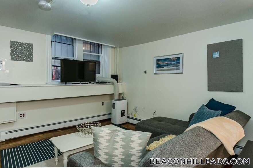 Building Photo - 72 Revere St