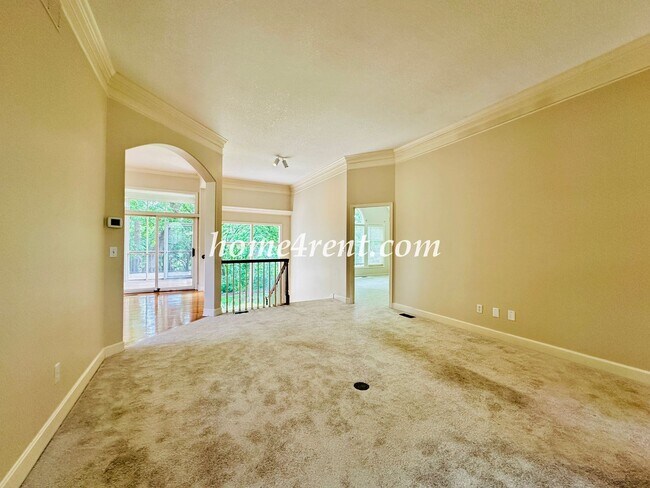 Building Photo - Exceptional 1.5 Story Home in the Prestigious Loch Lloyd Community!