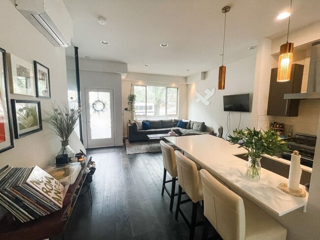 Building Photo - 2bd/3.5ba Seattle Townhouse