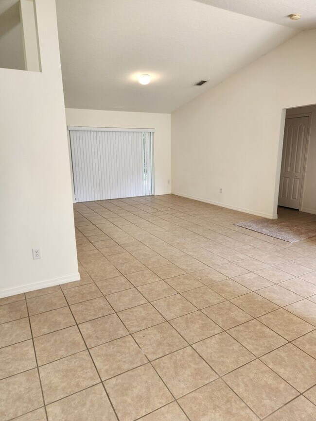 Building Photo - 3/2/2 home in quiet Sebastian Highlands