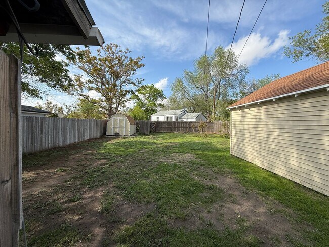 Building Photo - Three Bedroom, Two Bathroom Home! One car garage!