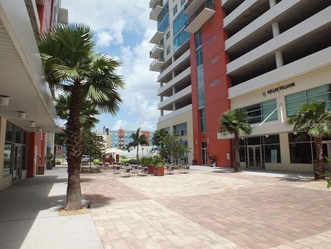 Building Photo - 1208 E Kennedy Blvd