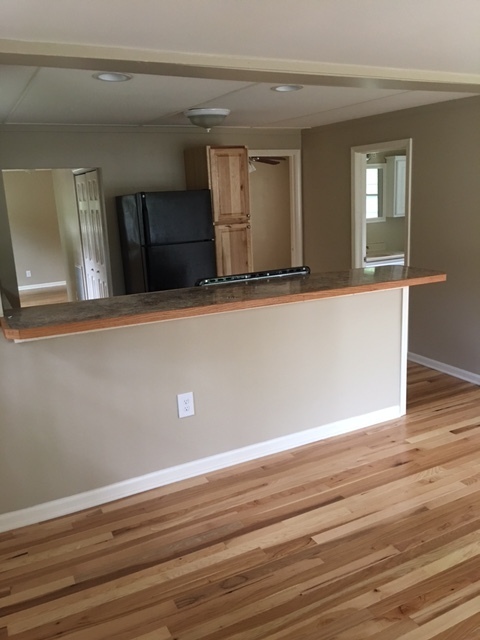 Building Photo - 3 bdrm/1 bath cottage-style home