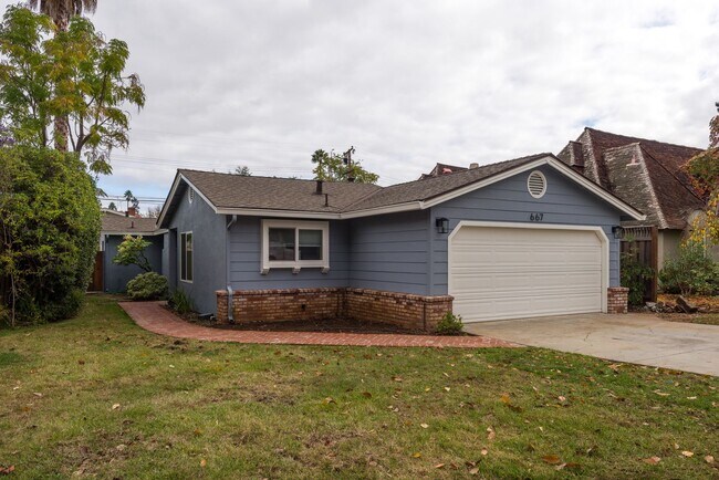 Building Photo - Los Altos 4bd/2.5bth Ranch Home on University Ave.