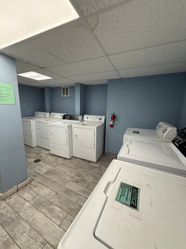 Building Photo - Modern 1-Bedroom, 1-Bath Apartment in Prim...