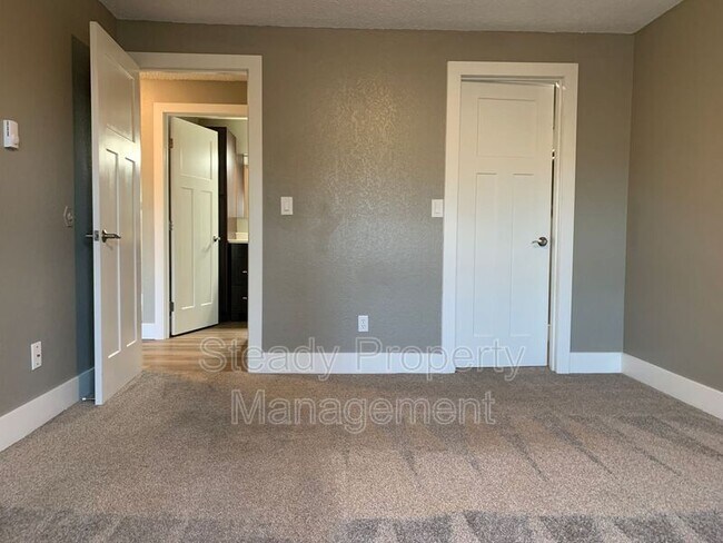 Building Photo - 1822 S 95th St