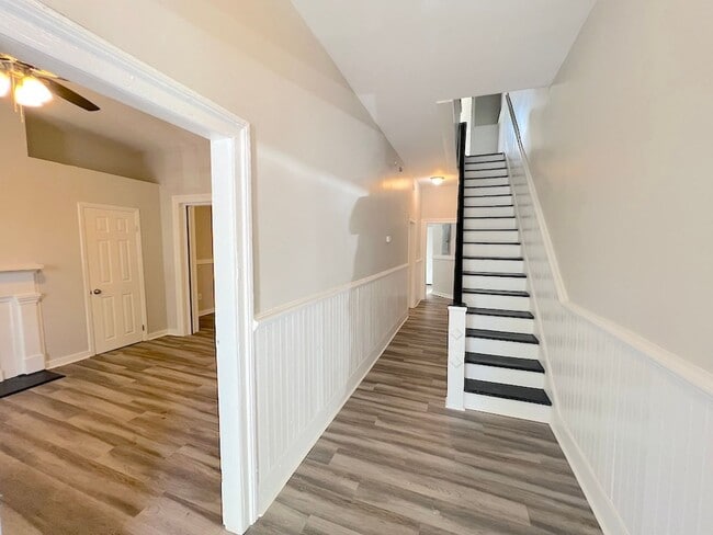 Building Photo - 3 BED | 2 BATH | VICTORIAN DISTRICT | PRIVATE BACK PATIO
