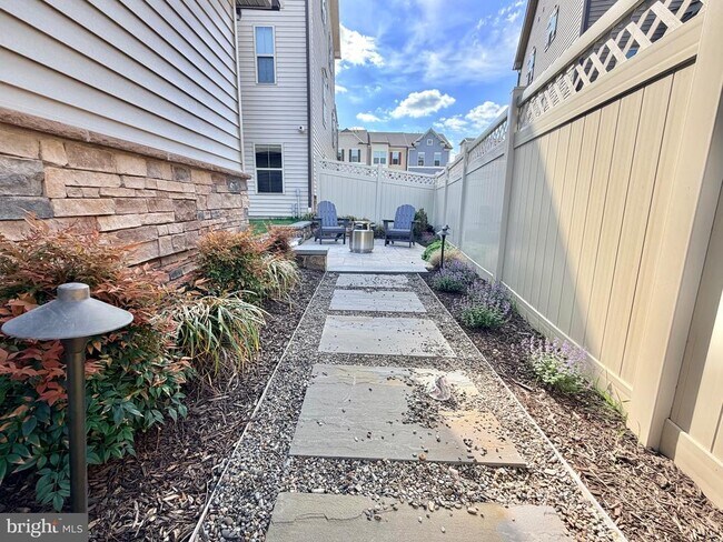 Building Photo - 8627 Satinwood Dr