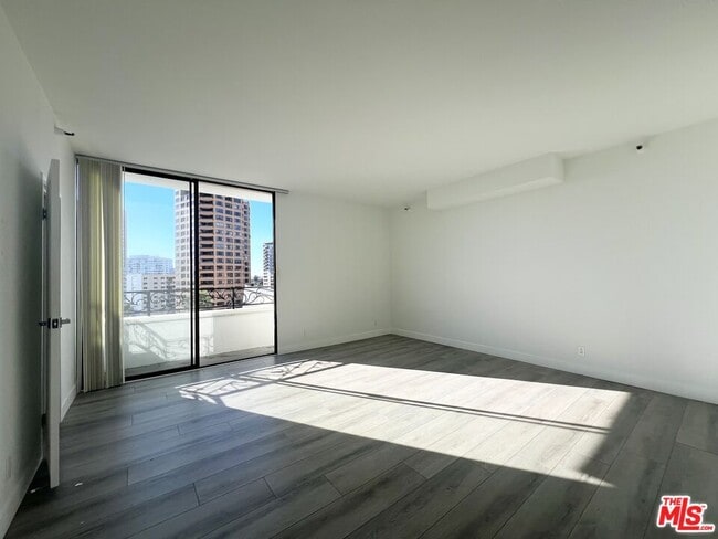 Building Photo - 10390 Wilshire Blvd