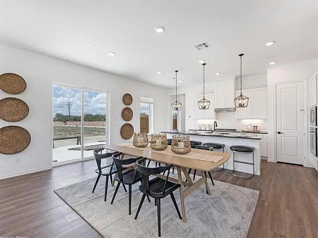 Building Photo - 6200 King's Path