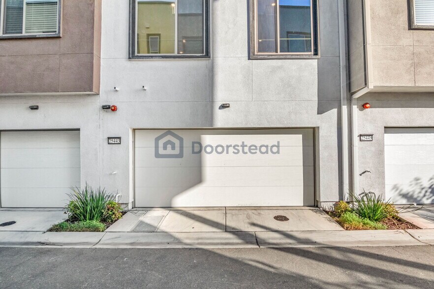 Building Photo - 25443 Parklane Dr