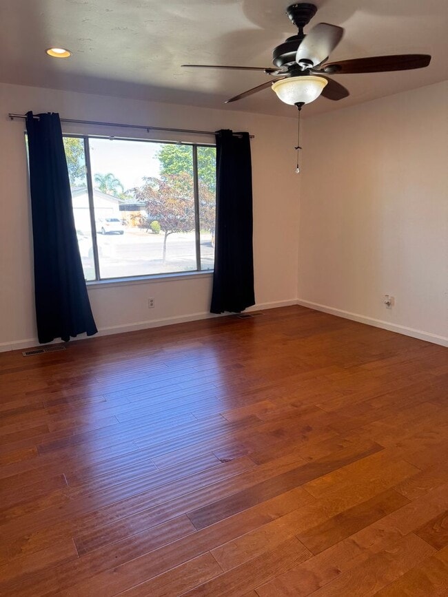 Building Photo - Spacious 3 Bedroom Fresno Home