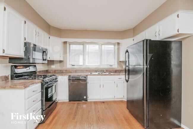 Building Photo - 456 E Lorraine Ave