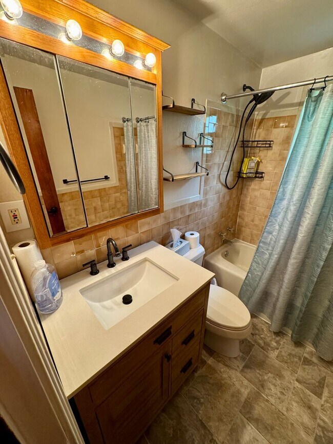 Building Photo - Charming 2-Bed 1-Bath Home in Avalon!