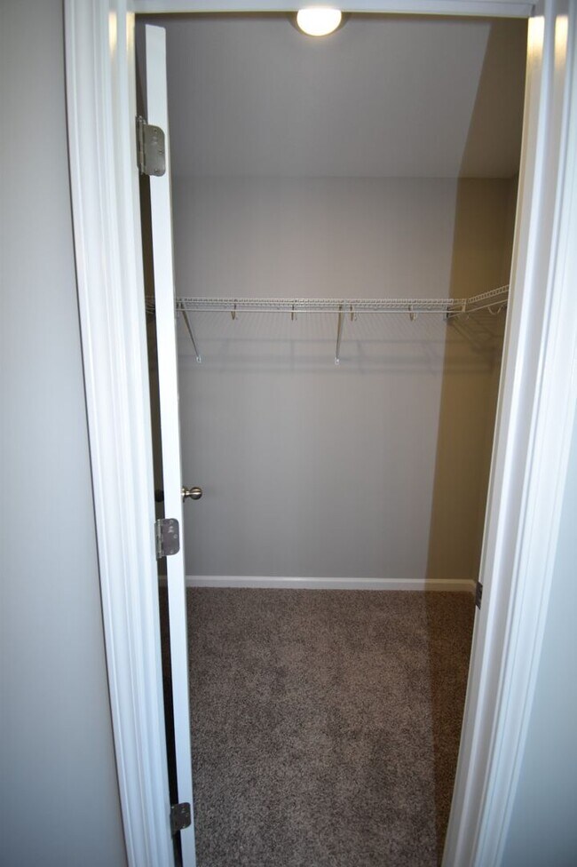 Building Photo - The Stowe Court Dog Friendly Condo for rent!