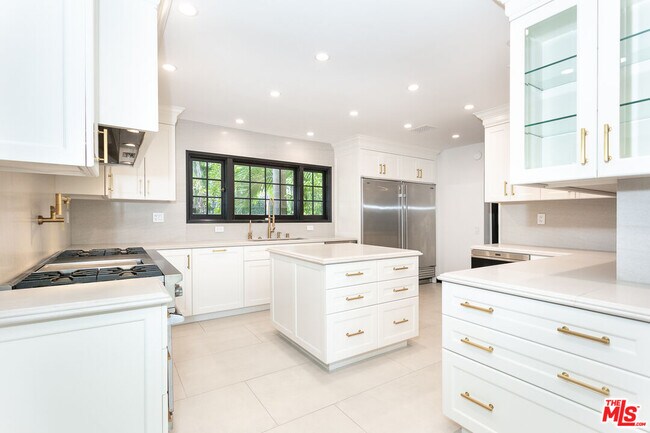 Building Photo - 806 N Alpine Dr