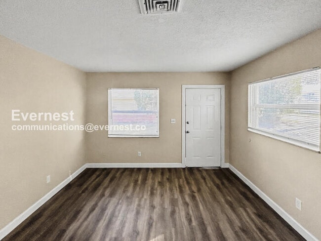 Building Photo - 2 Bed/1 Bath Townhome with Off-Street Parking / Pet-Friendly / Available Now!