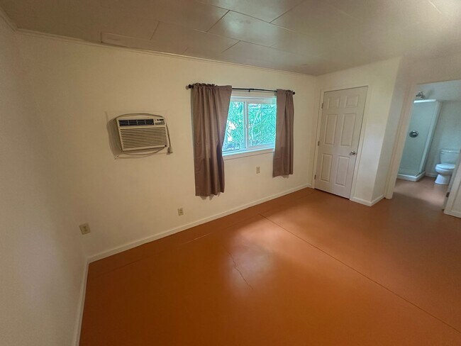 Building Photo - 2 BR w/ Bonus Room/Office