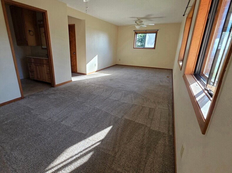 Spacious master bedroom. - 620 East St S