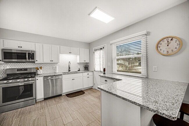 Building Photo - 706 Christy Ln