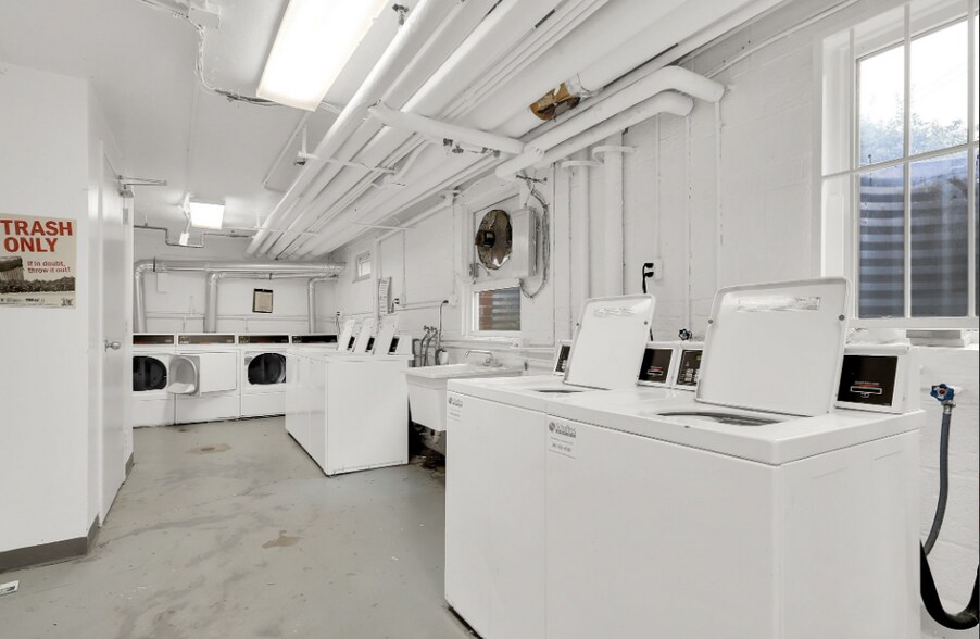 Building Photo - 10411 Montrose Ave