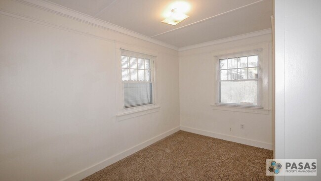 Building Photo - Historical 1 bedroom Cottage with yard!