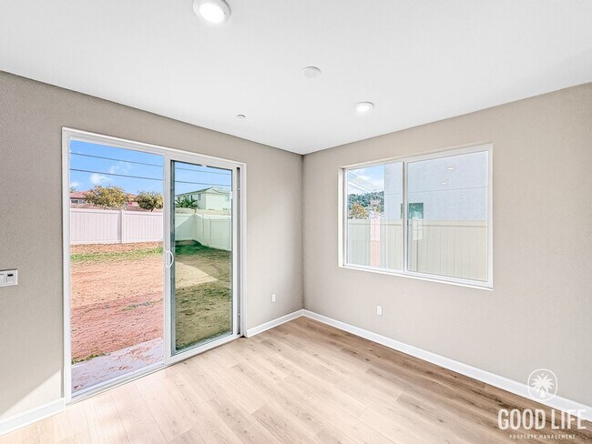 Building Photo - Never-Lived-In Modern 5BR Home with Private Backyard