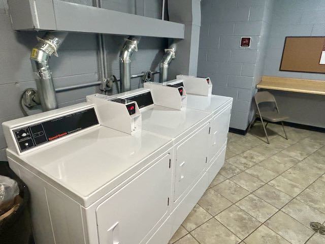 Building Photo - 1301 N Western Ave