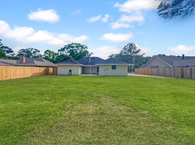 Building Photo - 4941 Pine Hill Dr