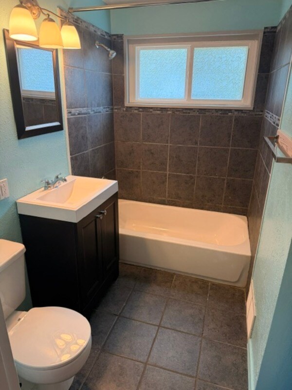 Building Photo - 2635 Desmet Dr