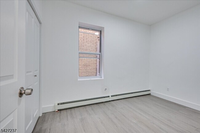 Building Photo - 520 E Jersey St