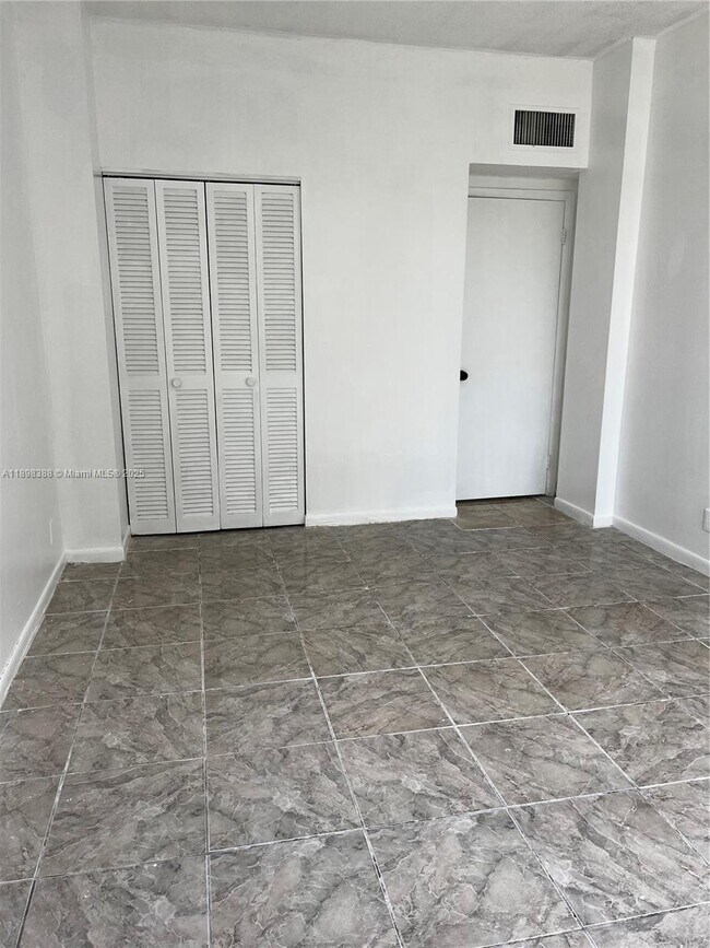 Building Photo - 1455 N Treasure Dr